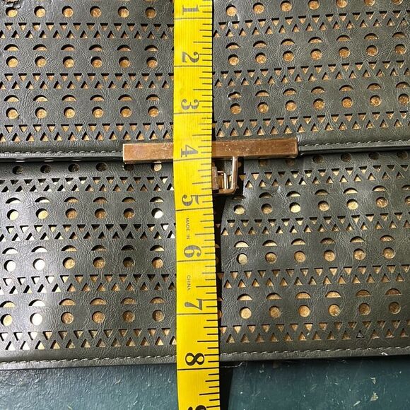 Women's olive green Faux Leather Cutout Chain Strap Convertible Clutch Sling Bag - Picture 3 of 10